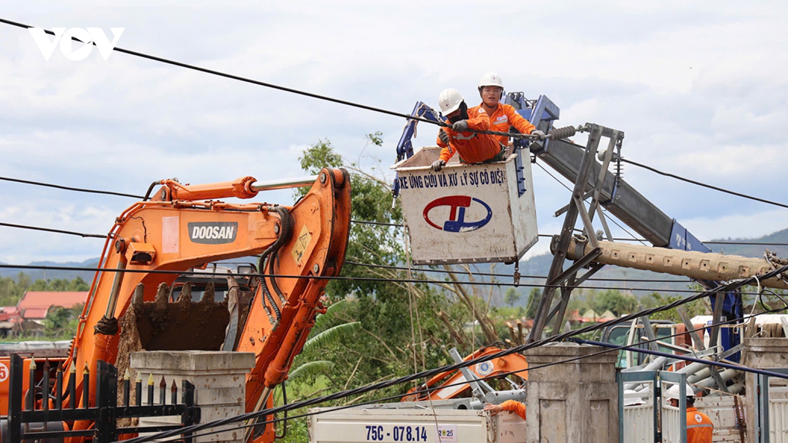 Khắc phục xong lưới điện miền Trung sau bão số 10
