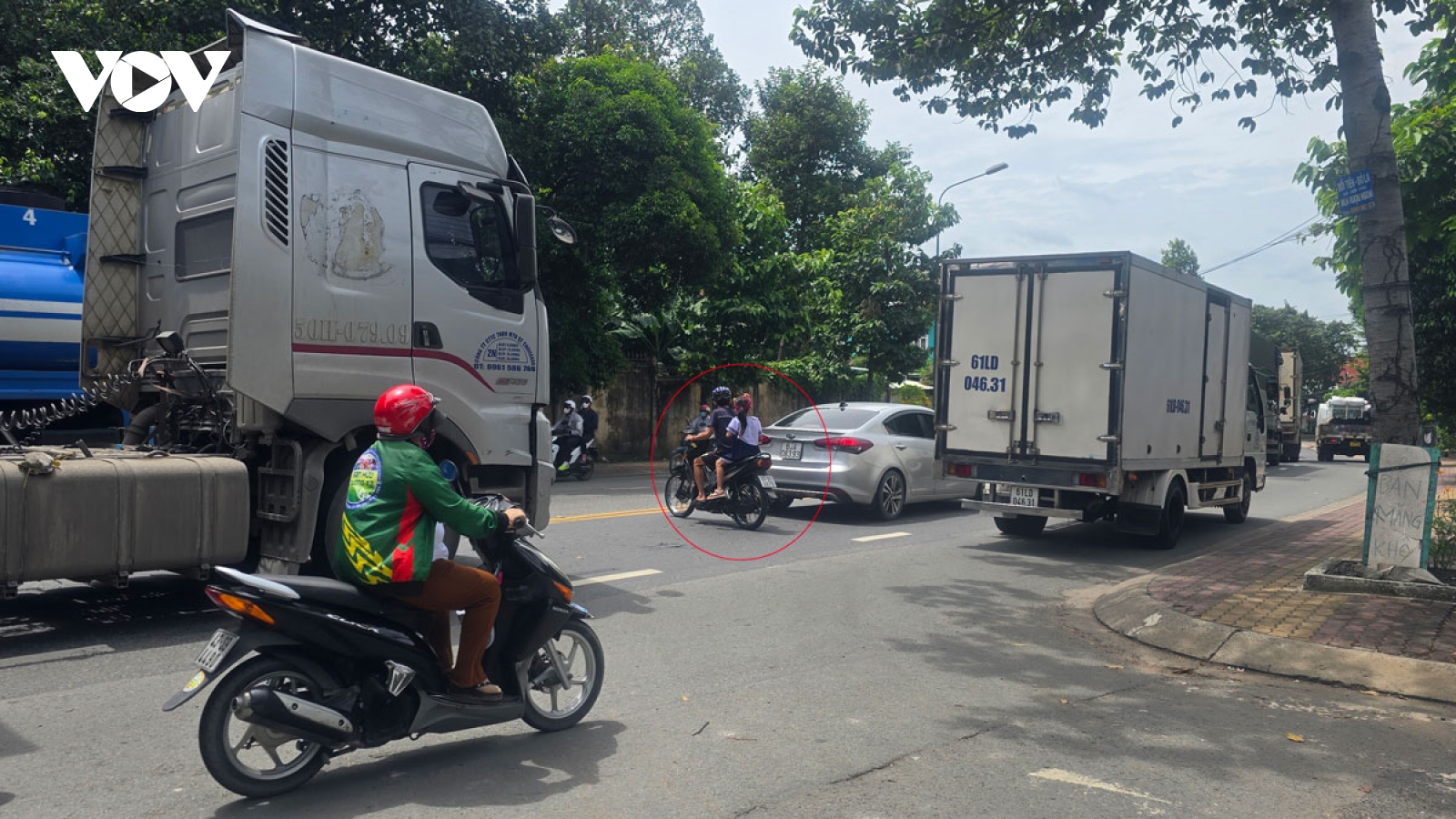 Phụ huynh ở TP.HCM "nín thở" đưa con đến trường trên con đường đầy hung thần xa lộ