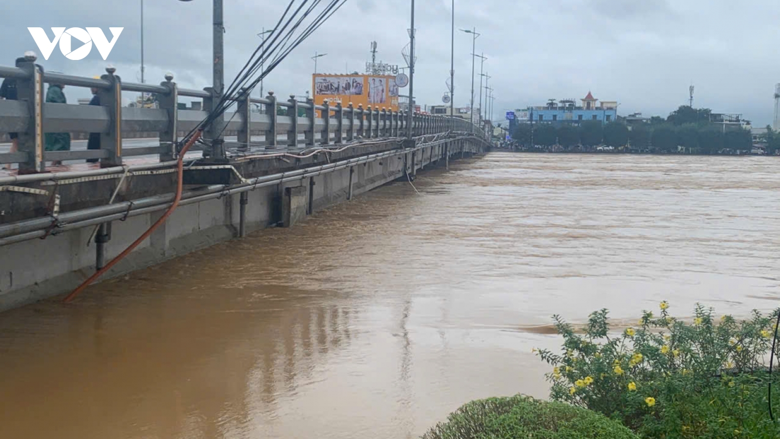 Nước lũ chạm dầm cầu Châu Ổ trên Quốc lộ 1A, nguy cơ mất an toàn công trình