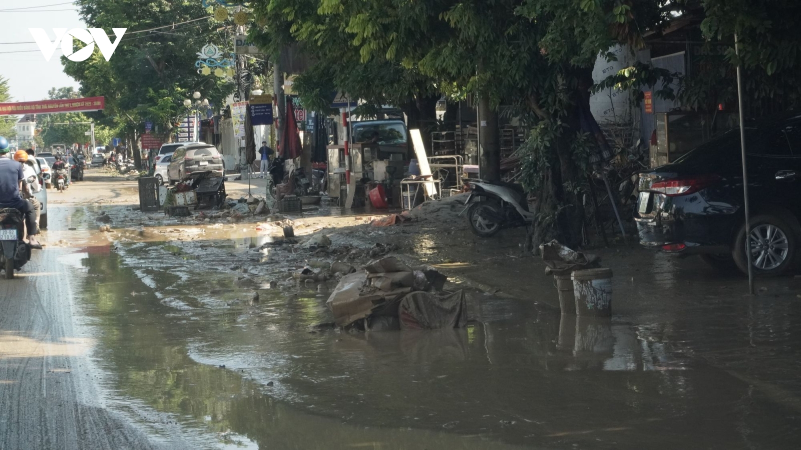 Đường phố Thái Nguyên ngập bùn rác sau khi lũ rút, người dân khẩn trương dọn dẹp