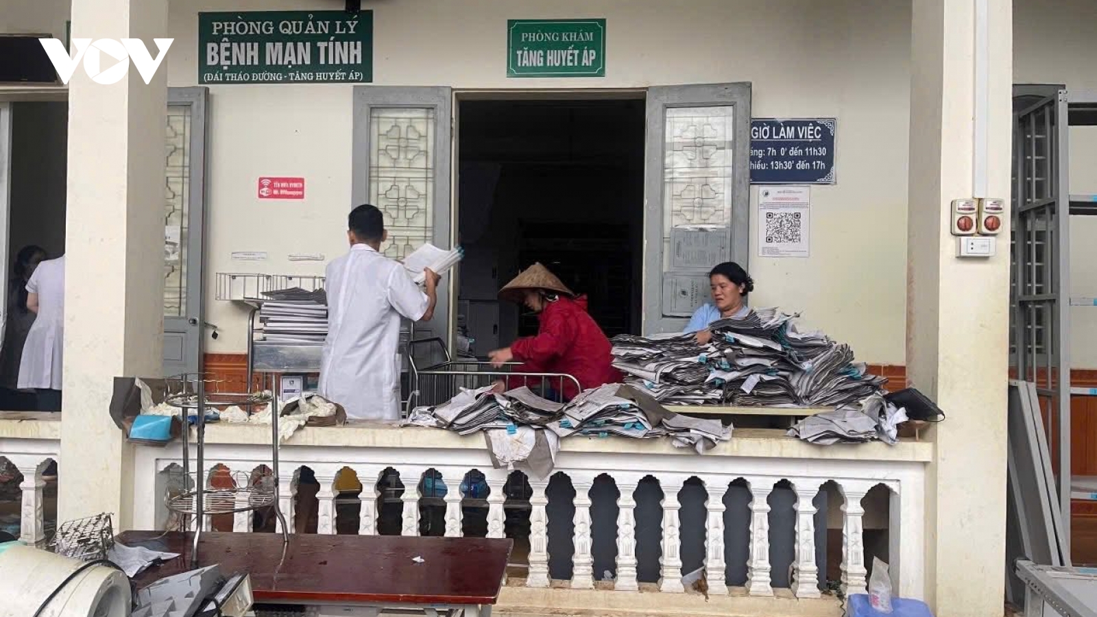 Nước lớn tràn về sập tường nhà dân gây ngập bệnh viện Thảo Nguyên