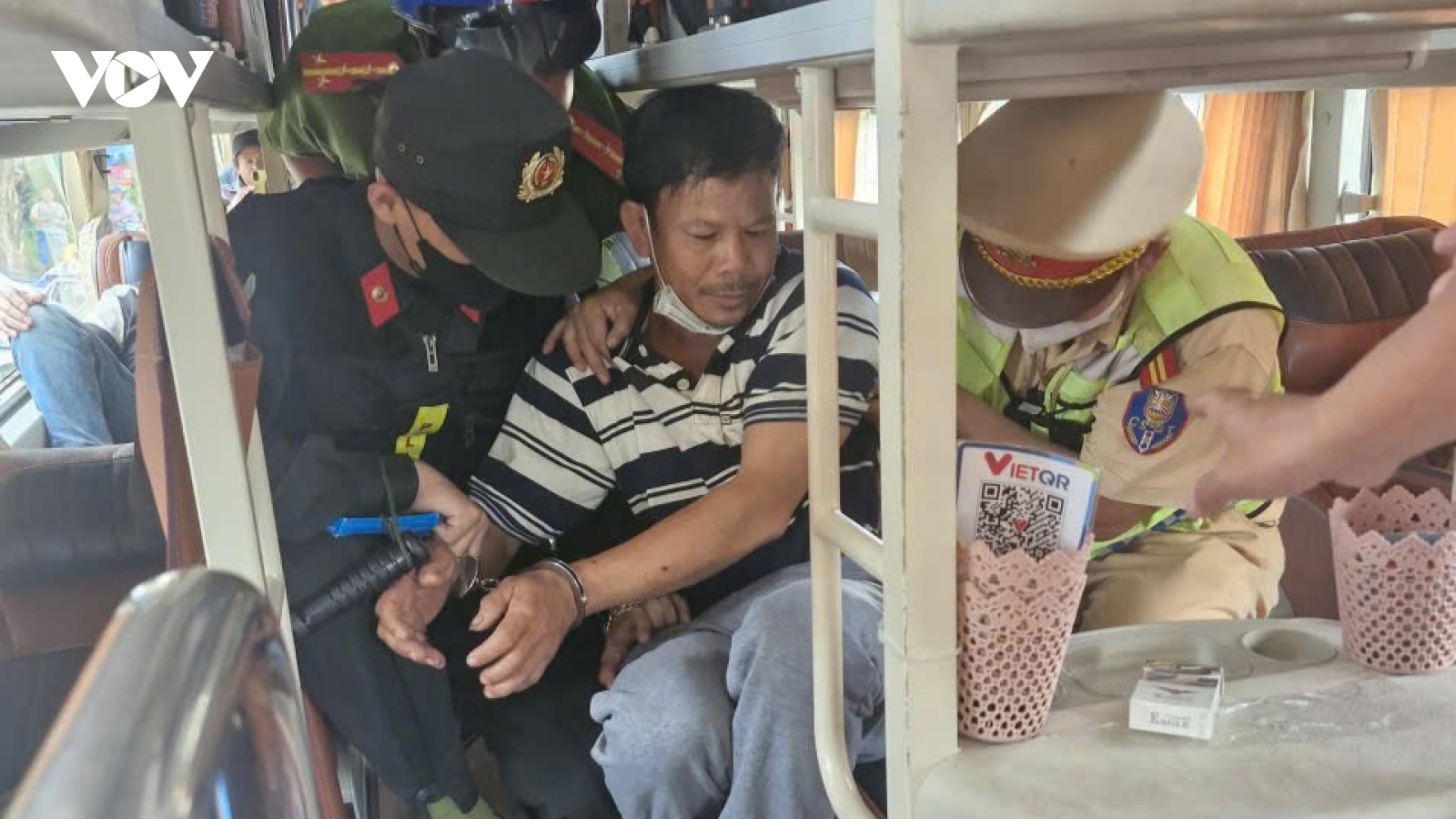 Bắt nghi phạm giết người đang lẩn trốn trên xe khách