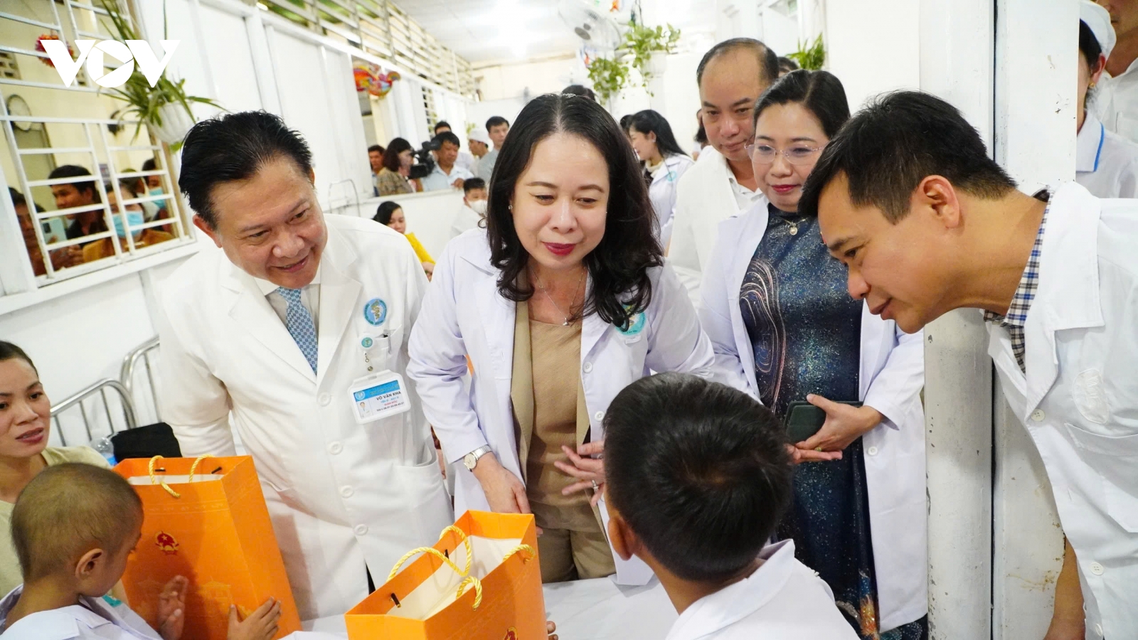 Phó Chủ tịch nước Võ Thị Ánh Xuân thăm, tặng quà Trung thu cho thiếu nhi ở Cần Thơ