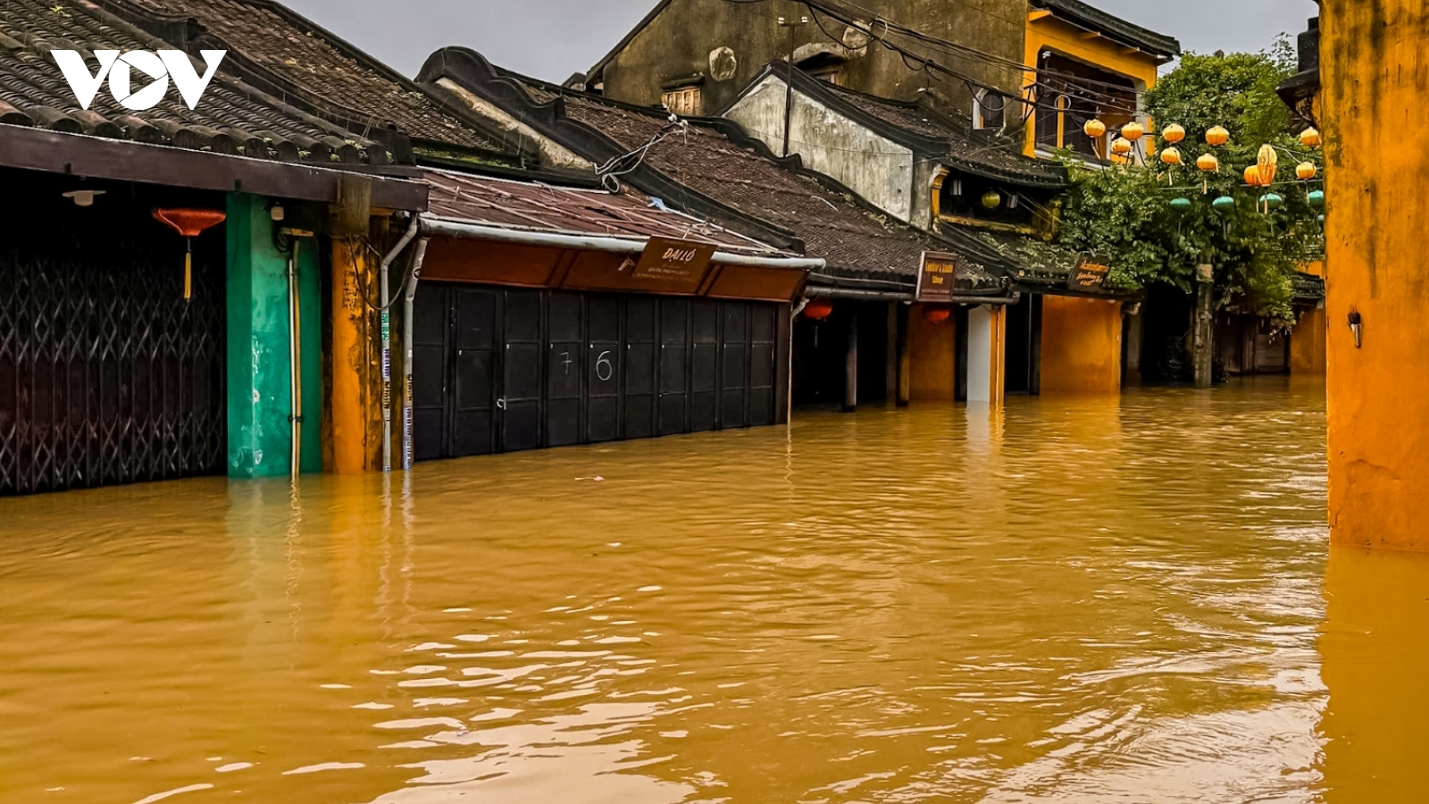 Nước lũ nhấn chìm nhiều tuyến phố ở Hội An