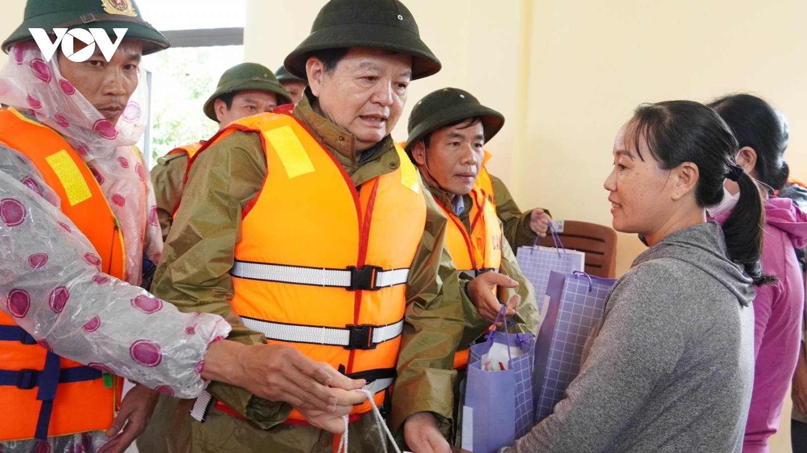 Phó Thủ tướng Mai Văn Chính tặng quà người dân vùng rốn lũ Quảng Trị