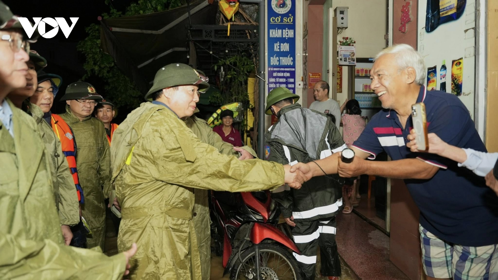 Phó Thủ tướng Trần Hồng Hà kiểm tra vùng ngập lụt nặng ở Huế