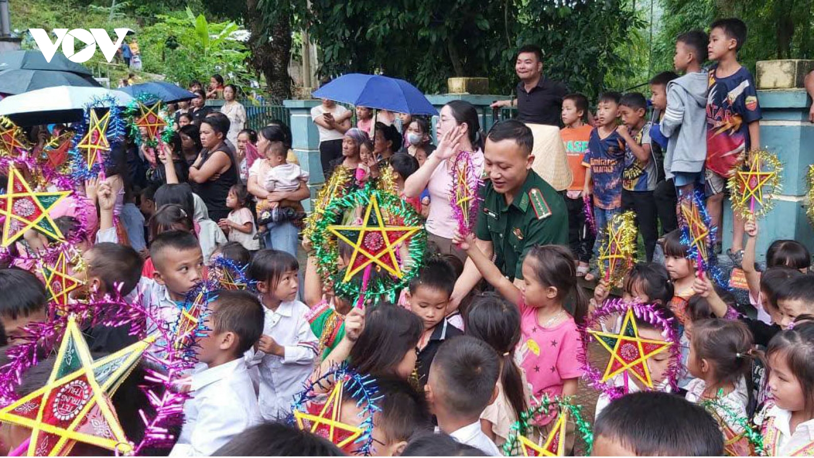 Bộ đội biên phòng mang Trung thu ấm áp đến với trẻ em nơi biên giới Thanh Hóa