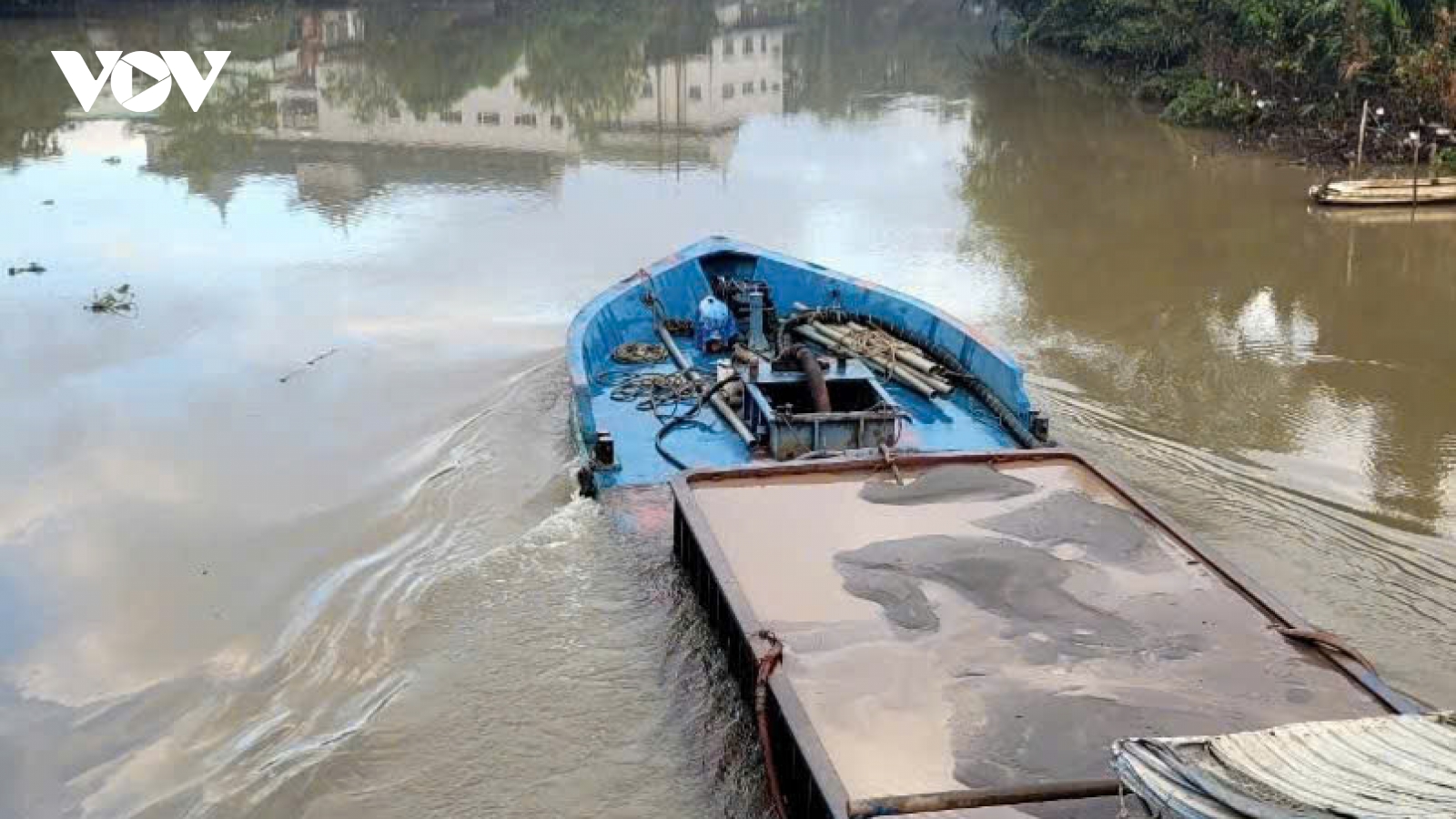 Sà lan chở cát bị chìm ở sông Tiền đoạn qua Vĩnh Long, 2 người tử vong