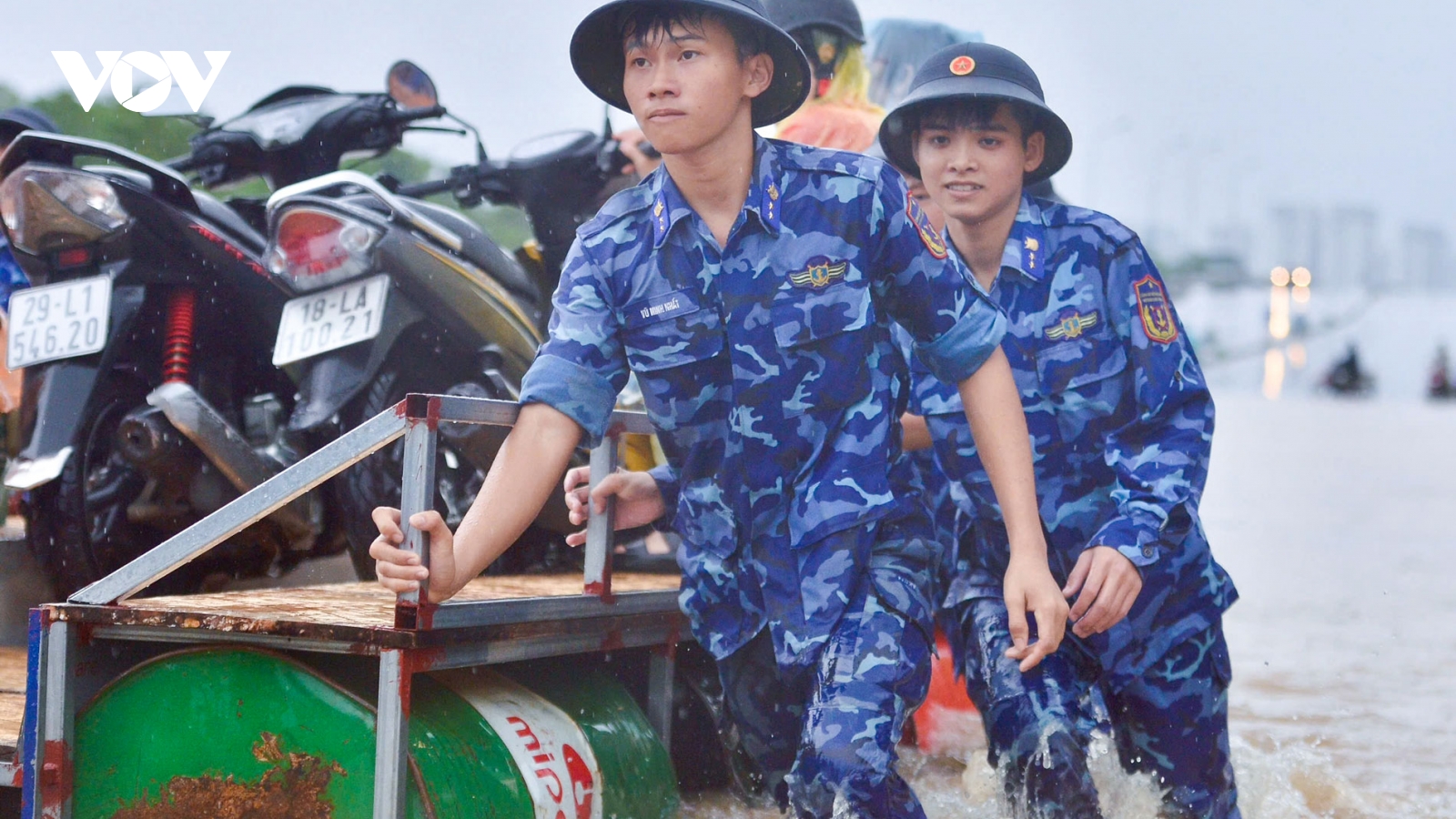 Cảnh sát biển hỗ trợ người dân di chuyển qua vùng ngập sâu khu vực cầu Ngà