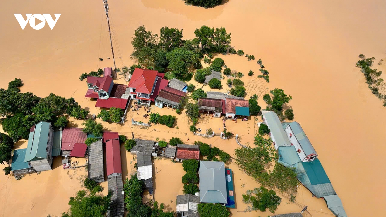 4 trực thăng quân đội tiếp tế hơn 8 tấn hàng hoá cứu trợ đến vùng lũ Lạng Sơn