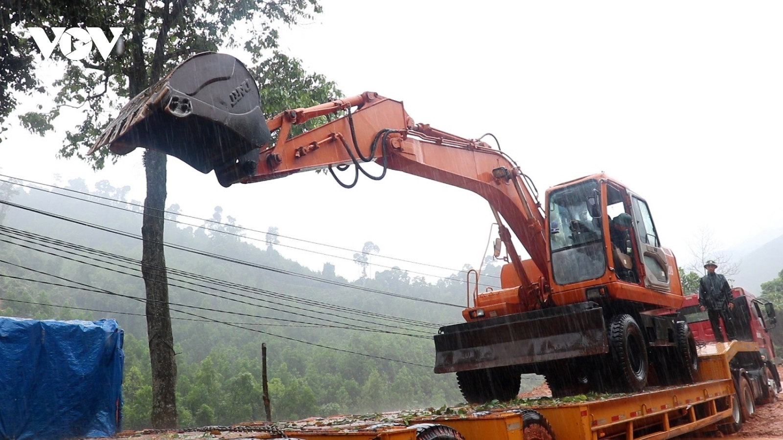 Giữa mưa lũ miền Trung, Lữ đoàn 270 mở đường cứu dân