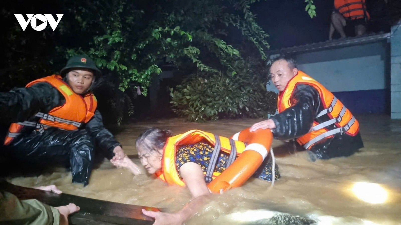 Quân khu 5 vượt lũ, cứu hơn 7.200 hộ dân miền Trung trong đêm mưa lũ