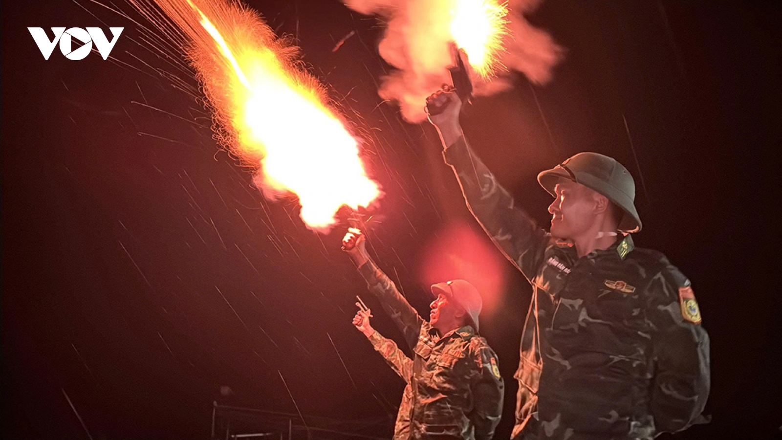 Quảng Ngãi bắn pháo hiệu báo bão, kêu gọi tàu thuyền vào bờ tránh trú