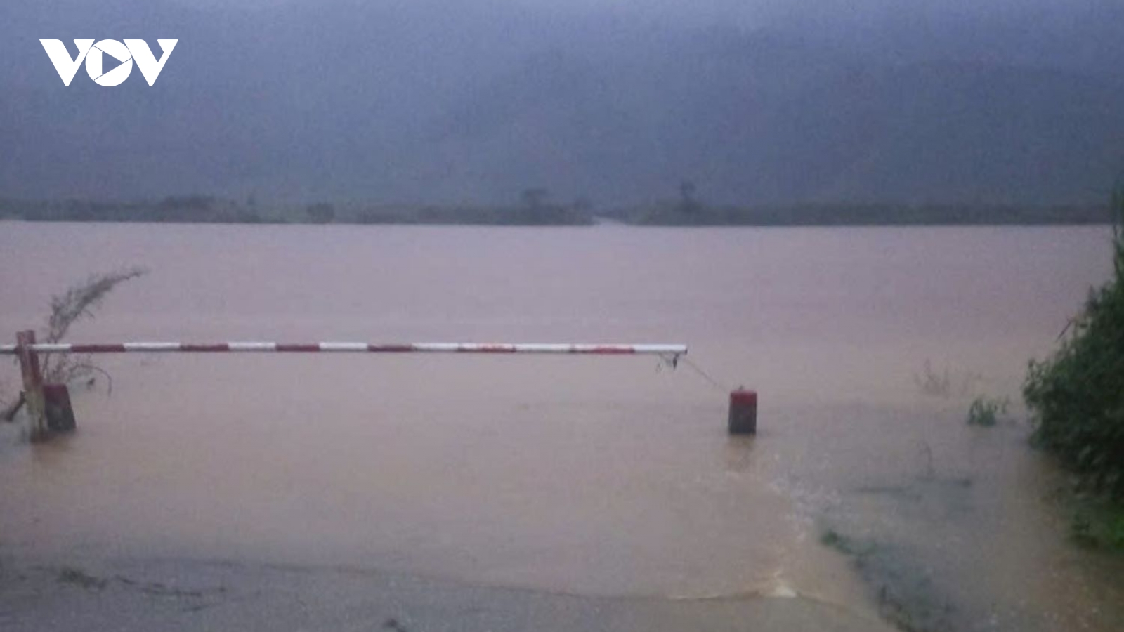 Nhiều nơi ở Quảng Trị bị chia cắt, ngập lụt do mưa lớn