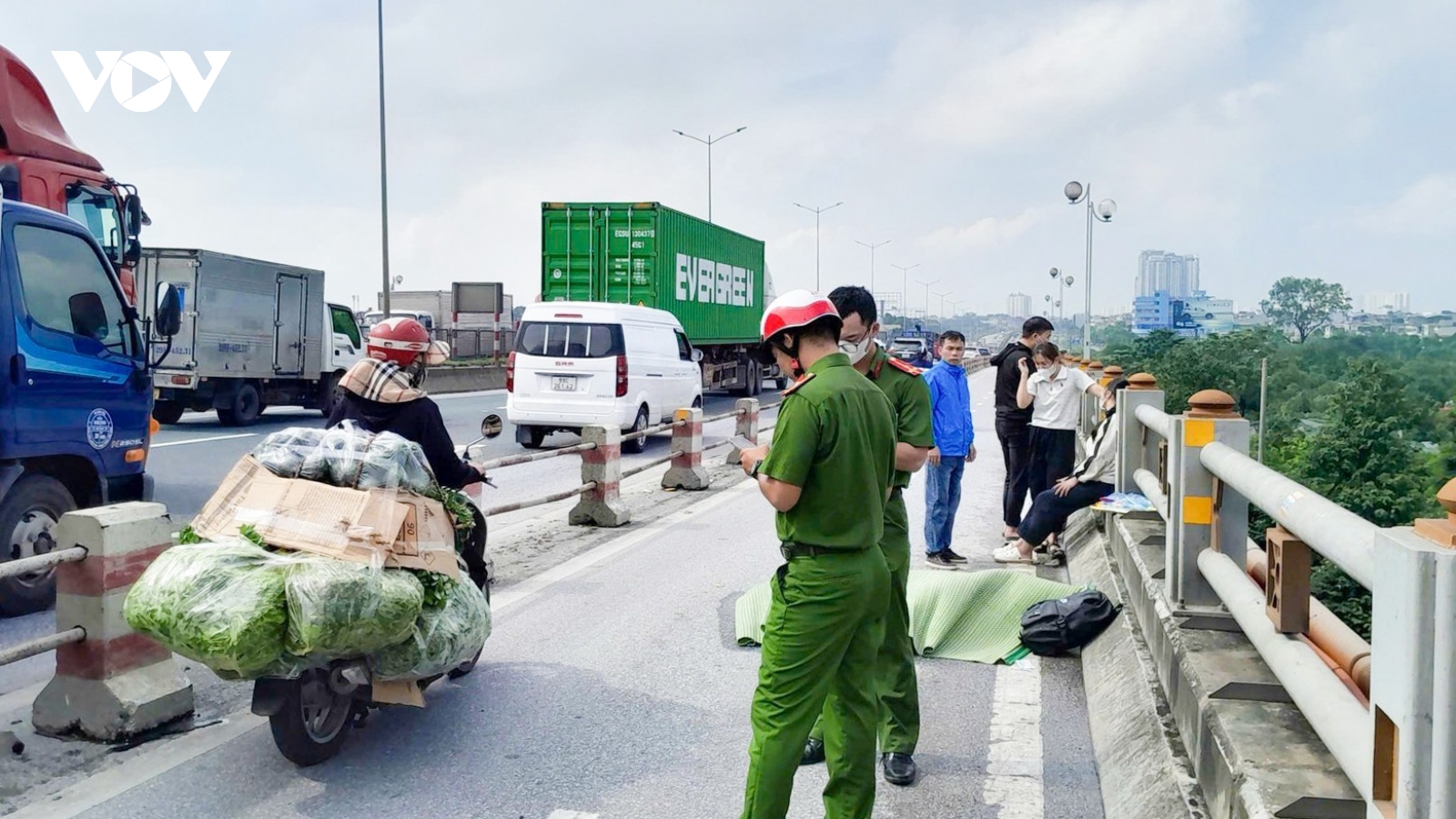 Người đàn ông đi xe máy tự ngã tử vong trên cầu Thanh Trì, giao thông ùn tắc