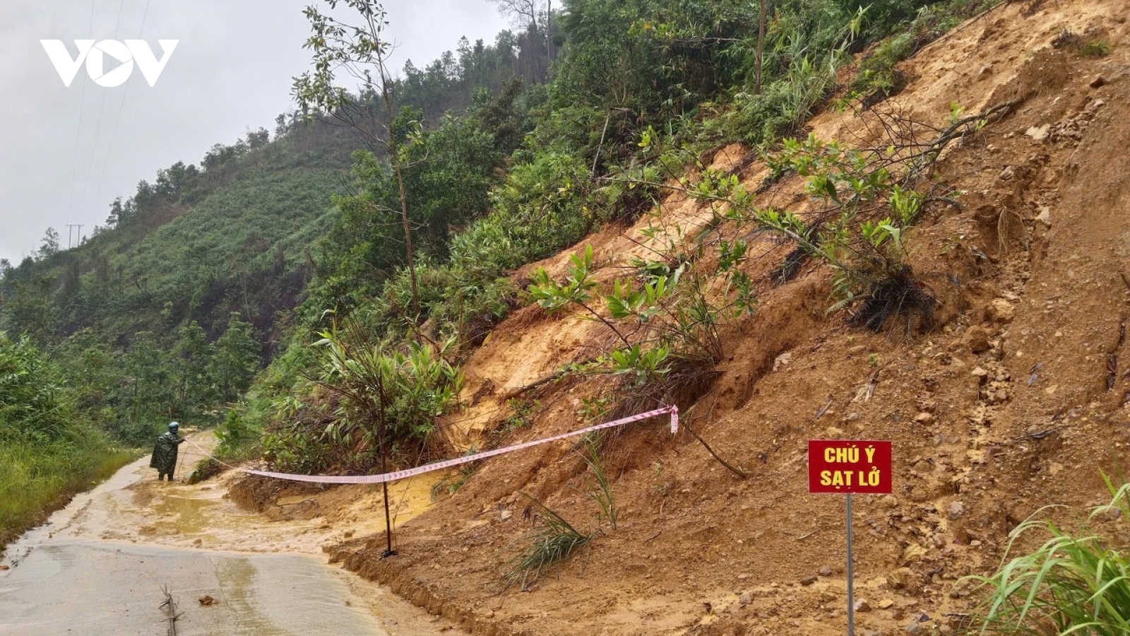 Học sinh lớp 3 tử vong do trượt chân rơi xuống cống nước trong mưa lũ