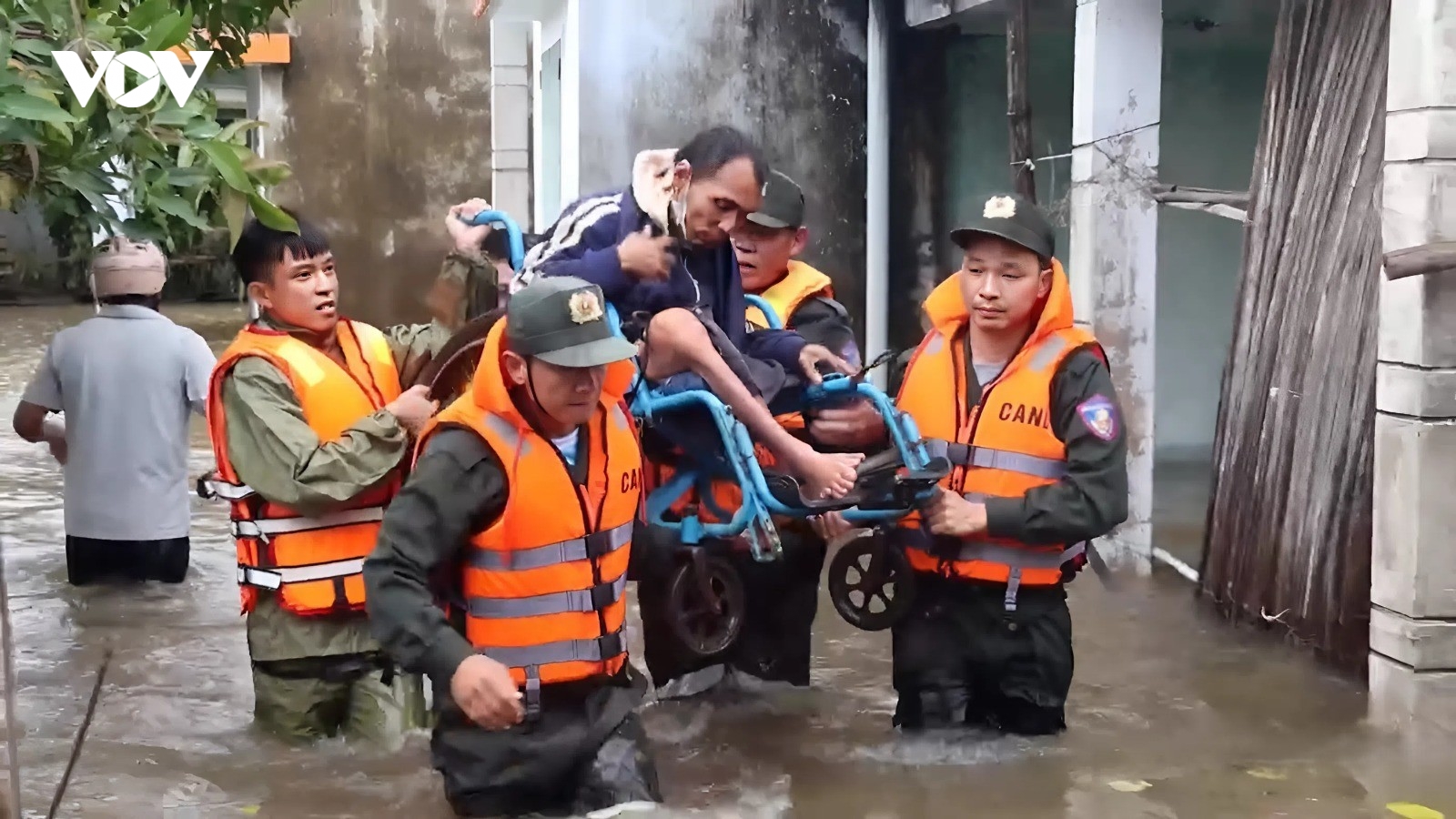 Cảnh sát cơ động xuyên đêm di dời người dân vùng ngập lụt