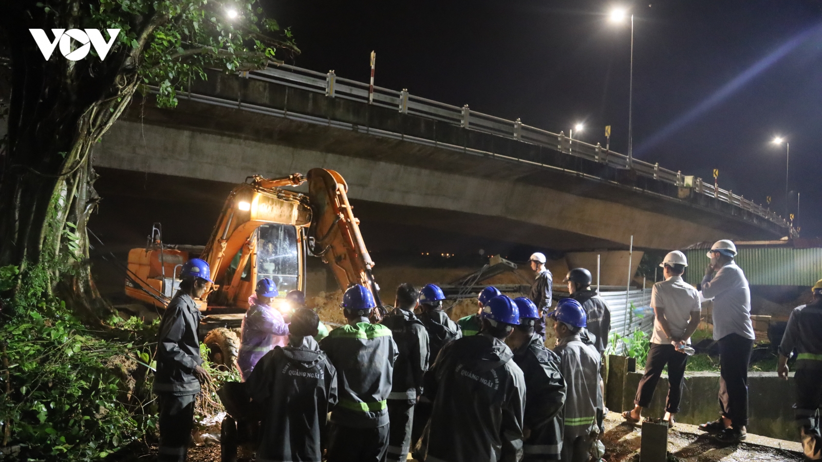 Gấp rút chặn cống, ngăn nước lũ sông Trà Khúc tràn vào đô thị