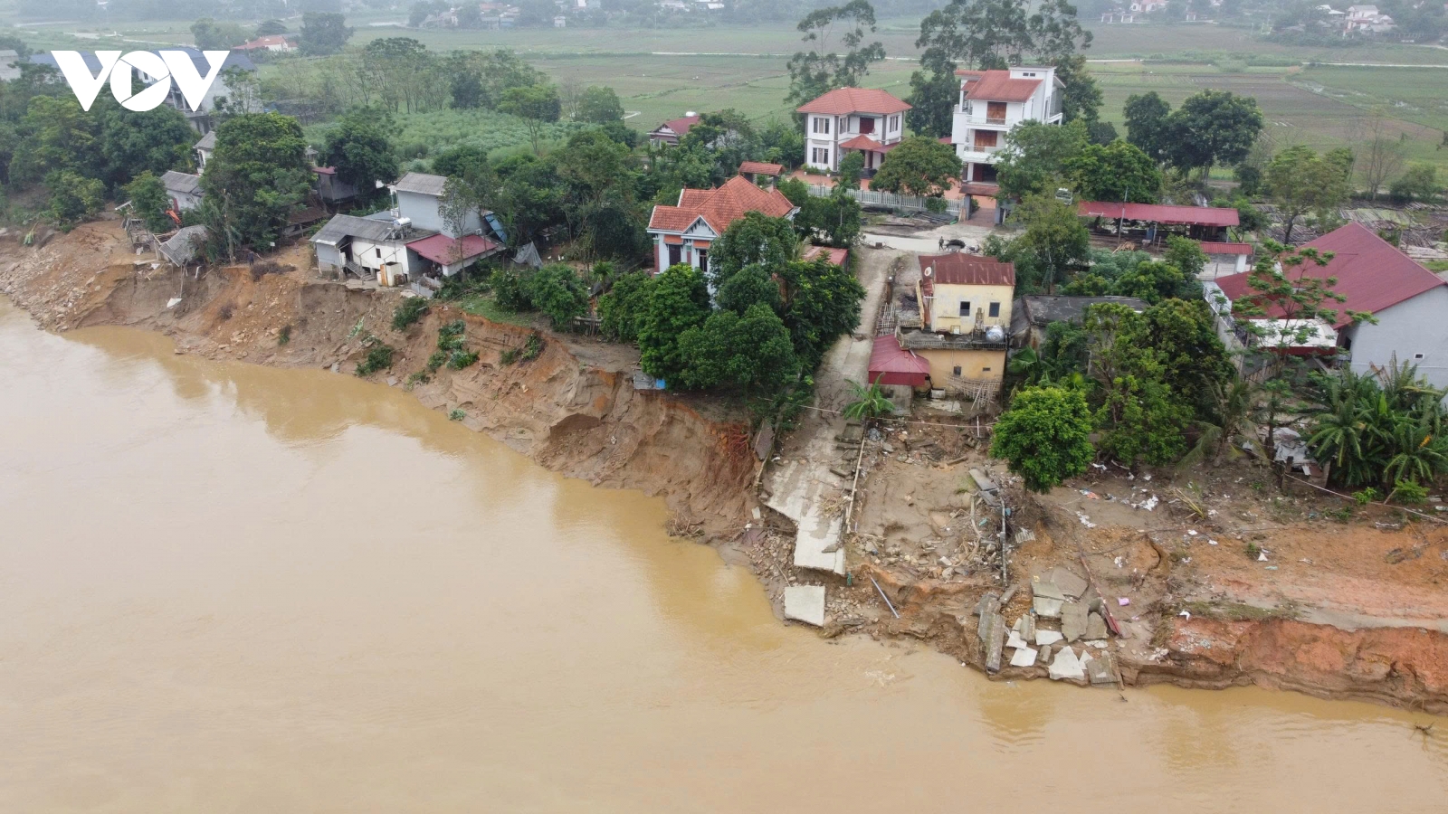 Sạt lở bờ sông Lô qua Phú Thọ dài gần 1km, nhiều nhà dân chênh vênh sát mép sông