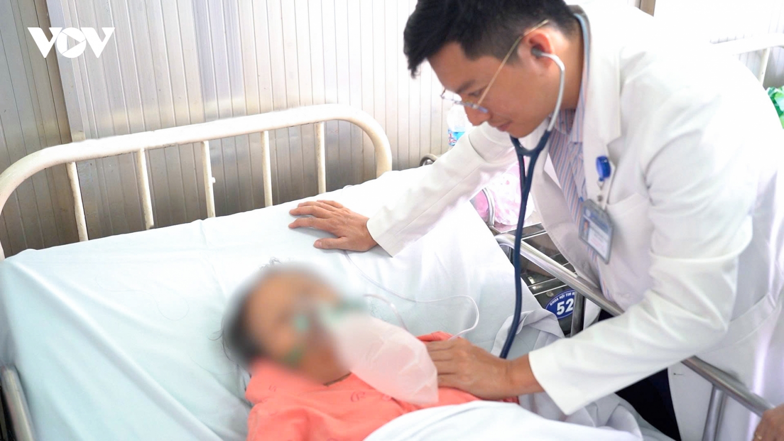 Cứu sống người phụ nữ 70 tuổi bị "chết đuối trên cạn" do suy tim