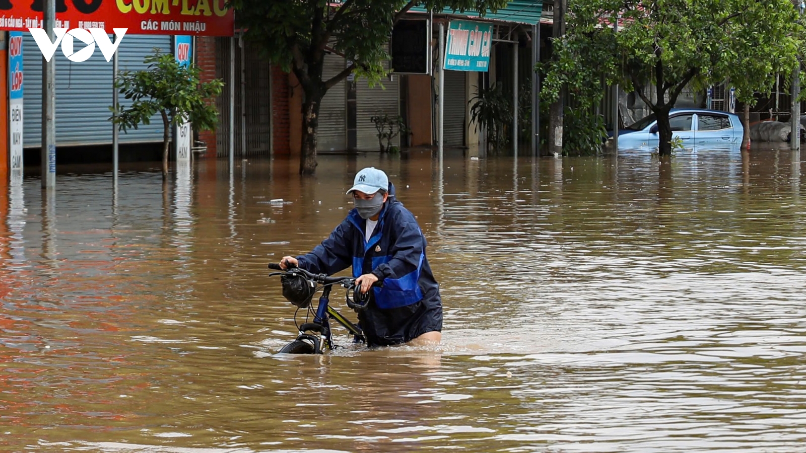 Hà Nội vẫn còn 7 điểm ngập sâu sau mưa lớn