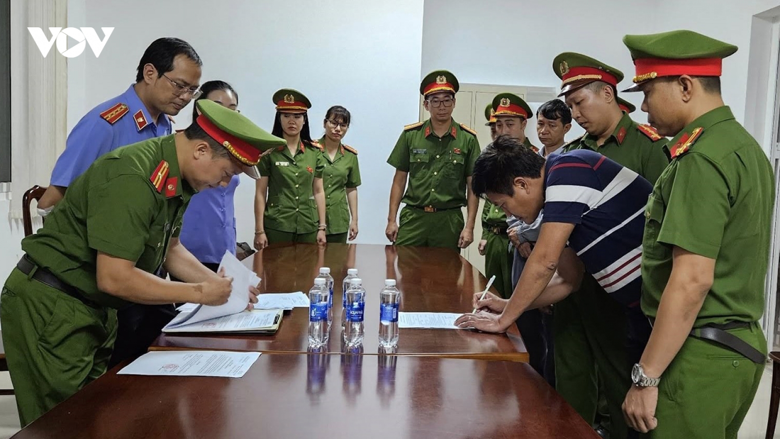 Vụ máy tán sỏi hỏng vẫn chữa bệnh thu tiền, bắt thêm Giám đốc bệnh viện