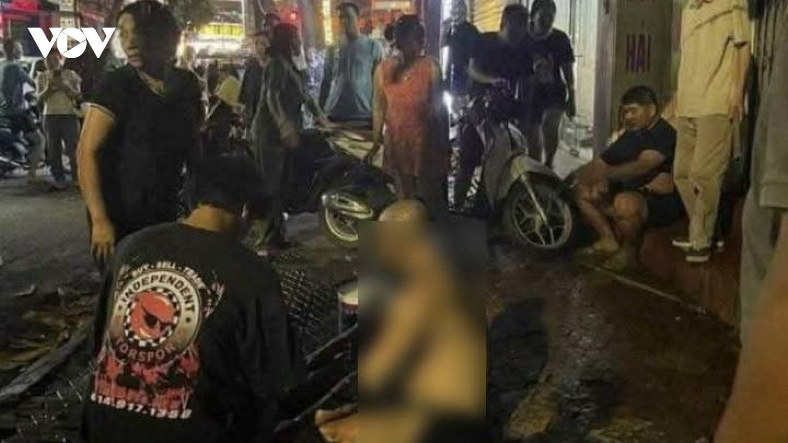 Chủ quán khóa trái cửa, tạt xăng rồi châm lửa đốt khiến 3 người bị thương