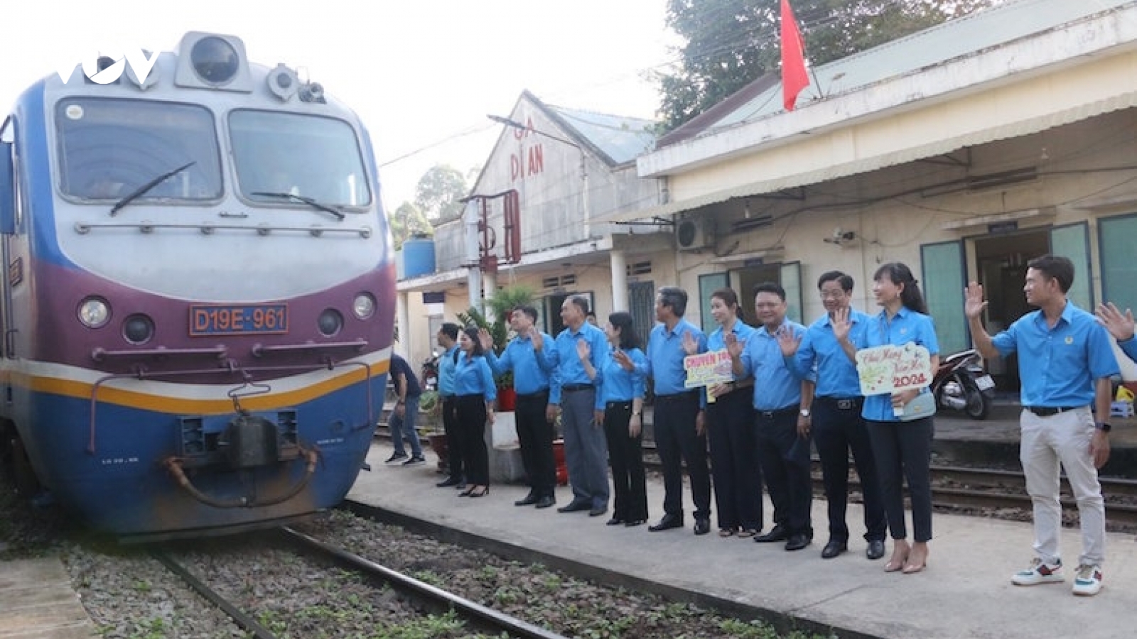 Tặng 500 vé máy bay, 2.000 vé tàu cho người lao động về quê ăn Tết