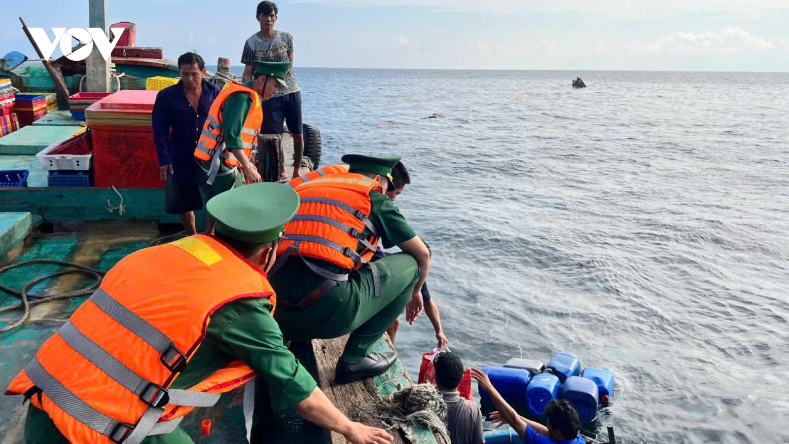 Kịp thời cứu nạn 8 ngư dân bị nạn trên biển đặc khu Côn Đảo