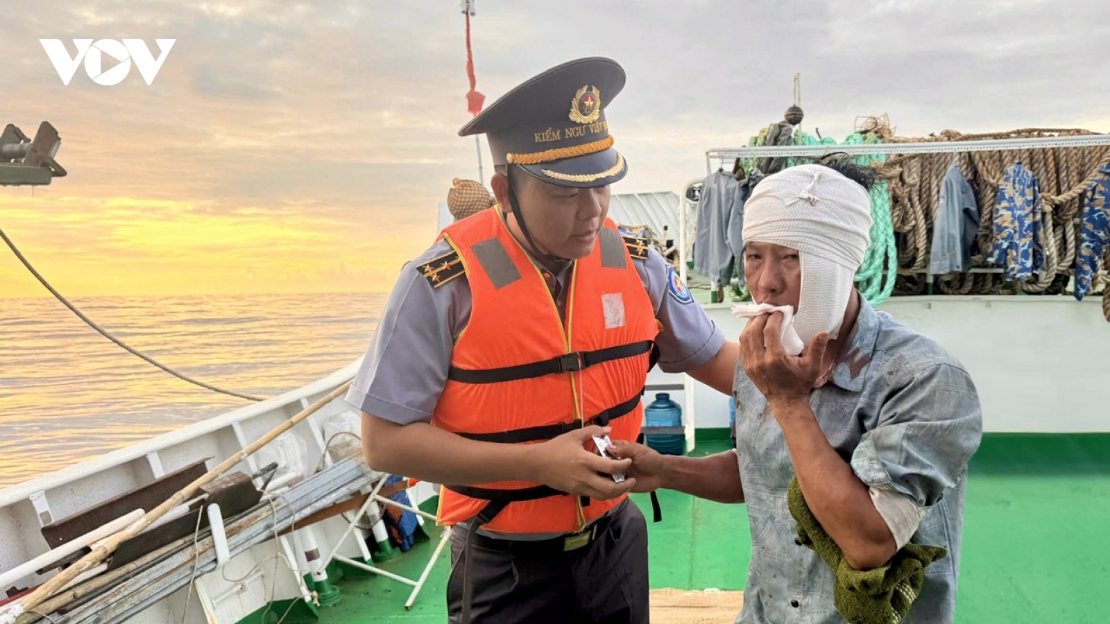 Nửa giờ cơ động, tàu Kiểm ngư tiếp cận và kịp thời cứu ngư dân bị nạn trên biển