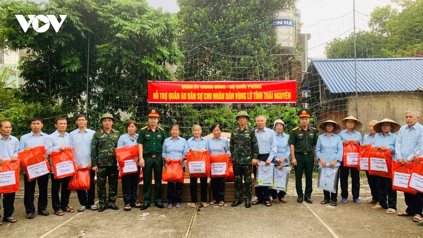 Quân đội cấp phát quần áo hỗ trợ nhân dân vùng lũ Thái Nguyên