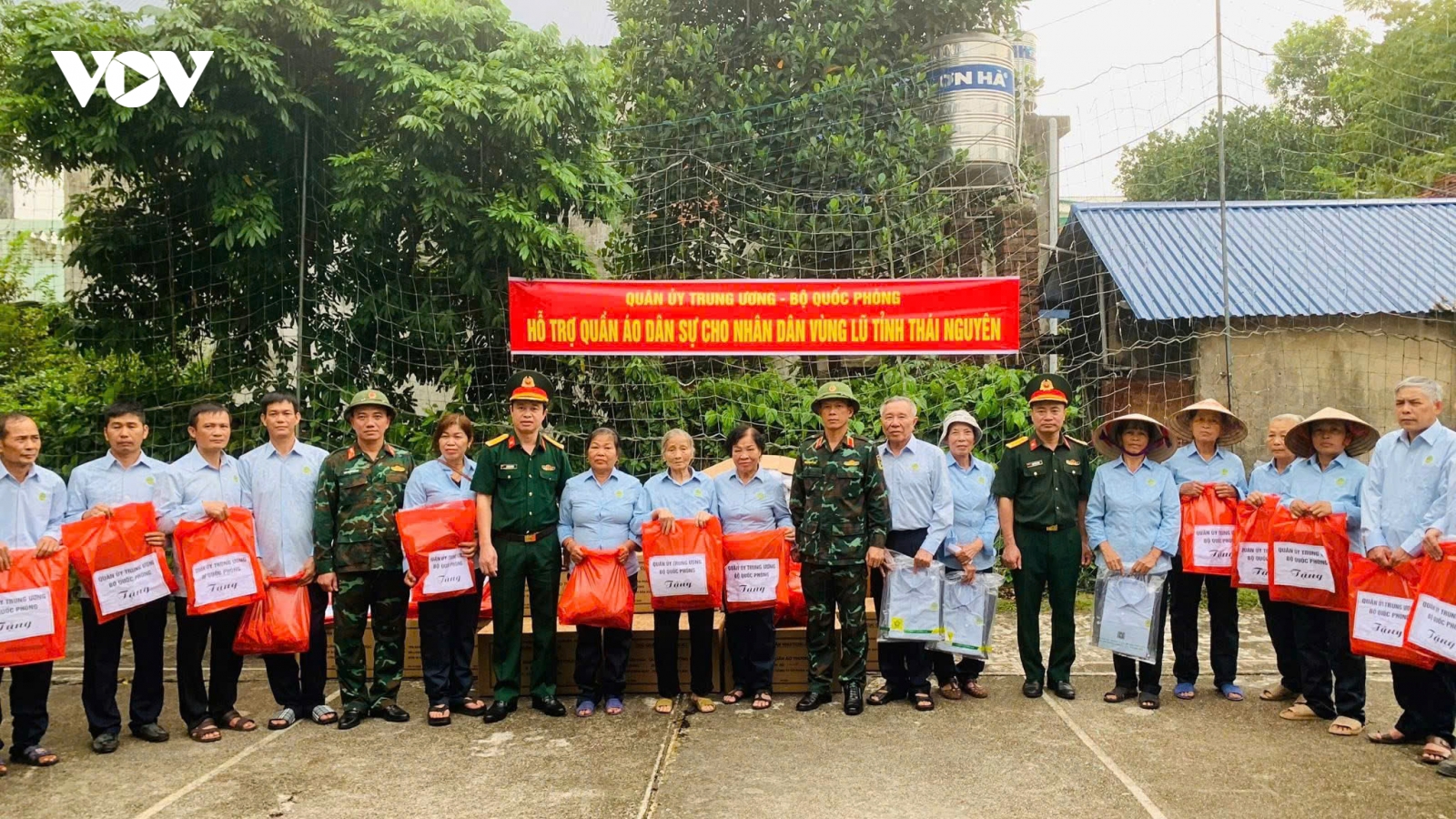 Quân đội cấp phát quần áo hỗ trợ nhân dân vùng lũ Thái Nguyên