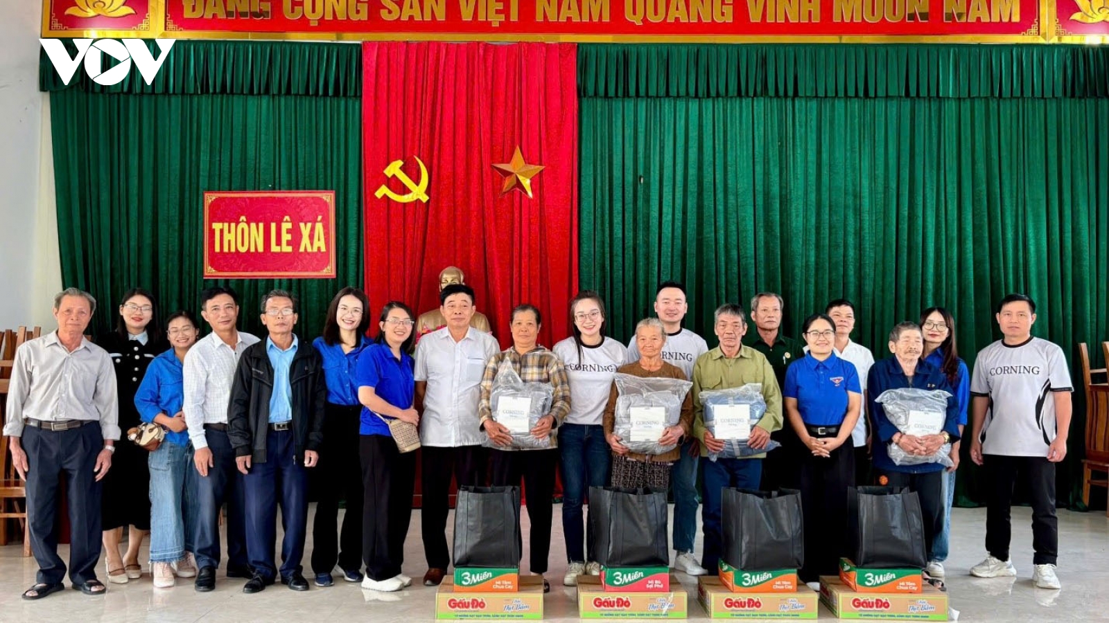 Thăm hỏi, tặng quà người cao tuổi có hoàn cảnh khó khăn tại xã Hồng Sơn