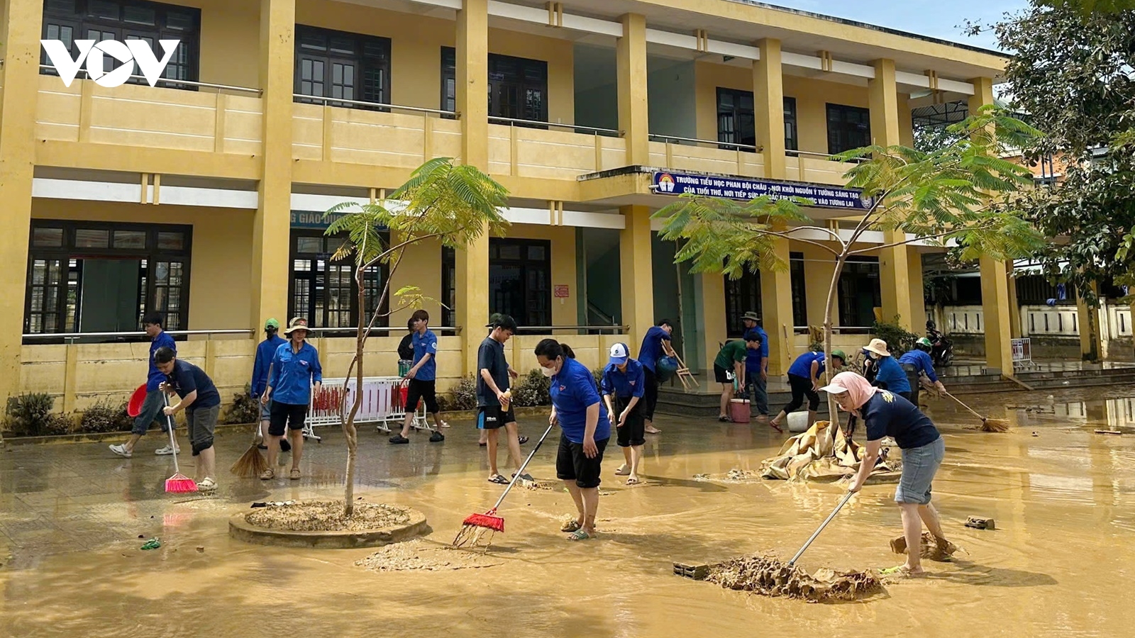 Thanh niên, sinh viên hỗ trợ người dân khắc phục hậu quả lũ lụt tại Đà Nẵng