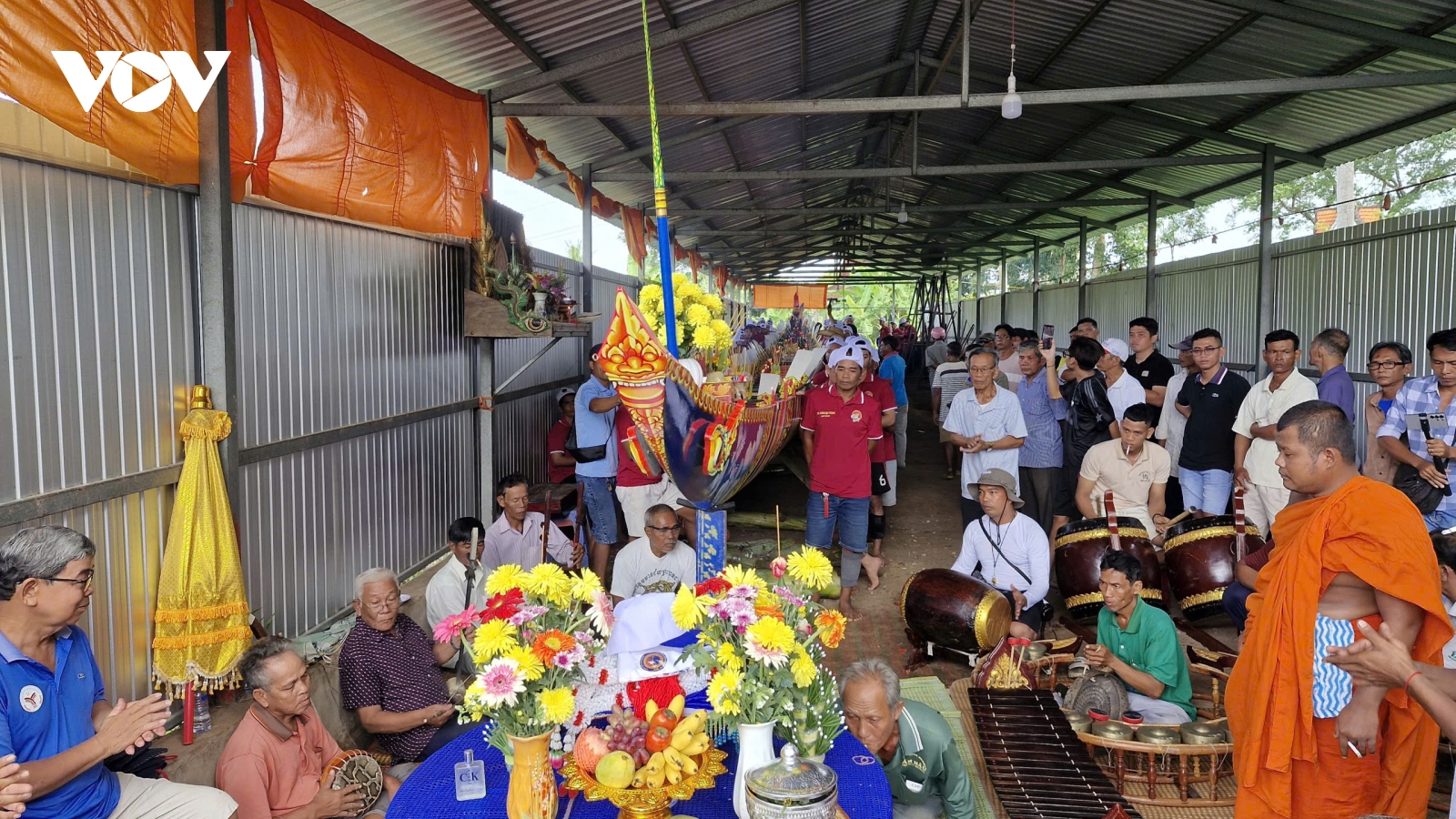 Nét độc đáo trong lễ hạ thuỷ ghe ngo của đồng bào Khmer