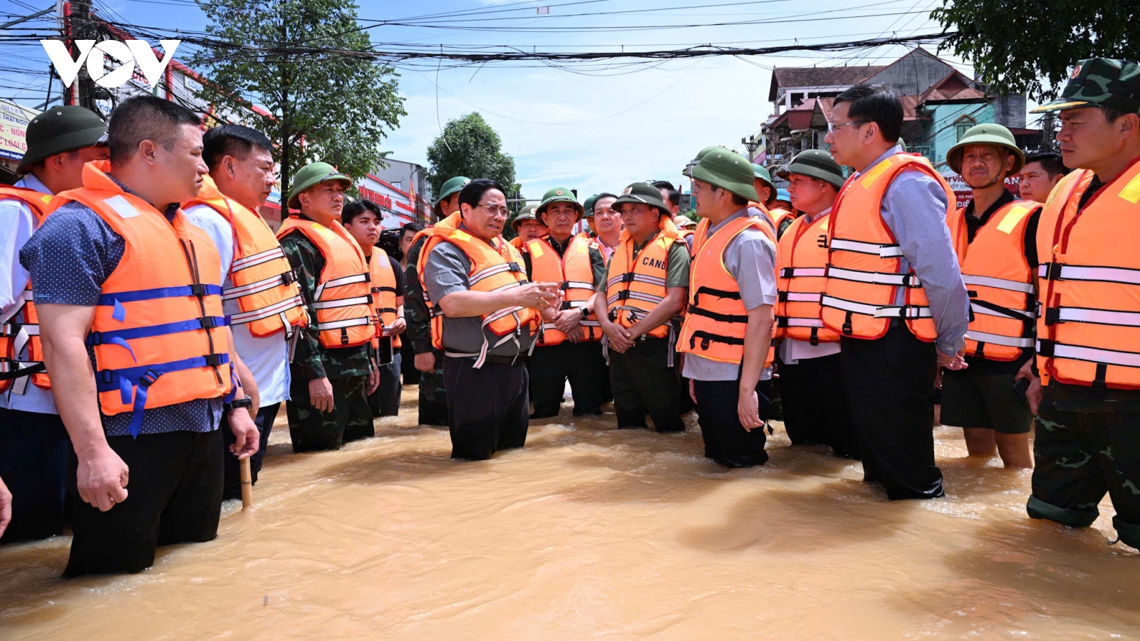Thủ tướng thị sát vùng lũ Thái Nguyên, thăm hỏi động viên người dân