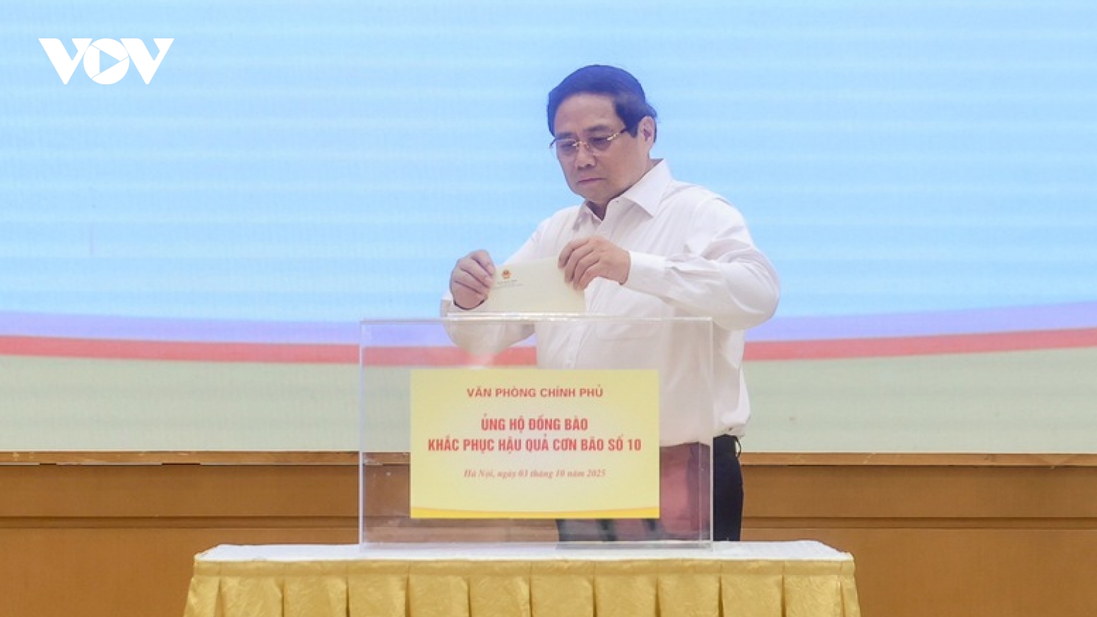 Thủ tướng và Văn phòng Chính phủ quyên góp ủng hộ đồng bào khắc phục hậu quả bão lũ