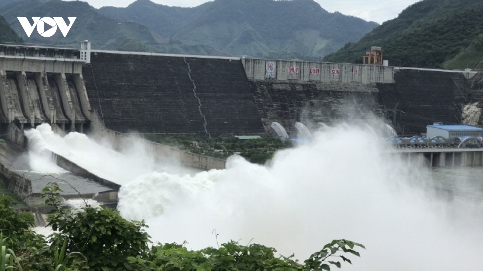 Các thủy điện lớn ở Sơn La đồng loạt xả lũ do lưu lượng nước đến hồ tăng cao