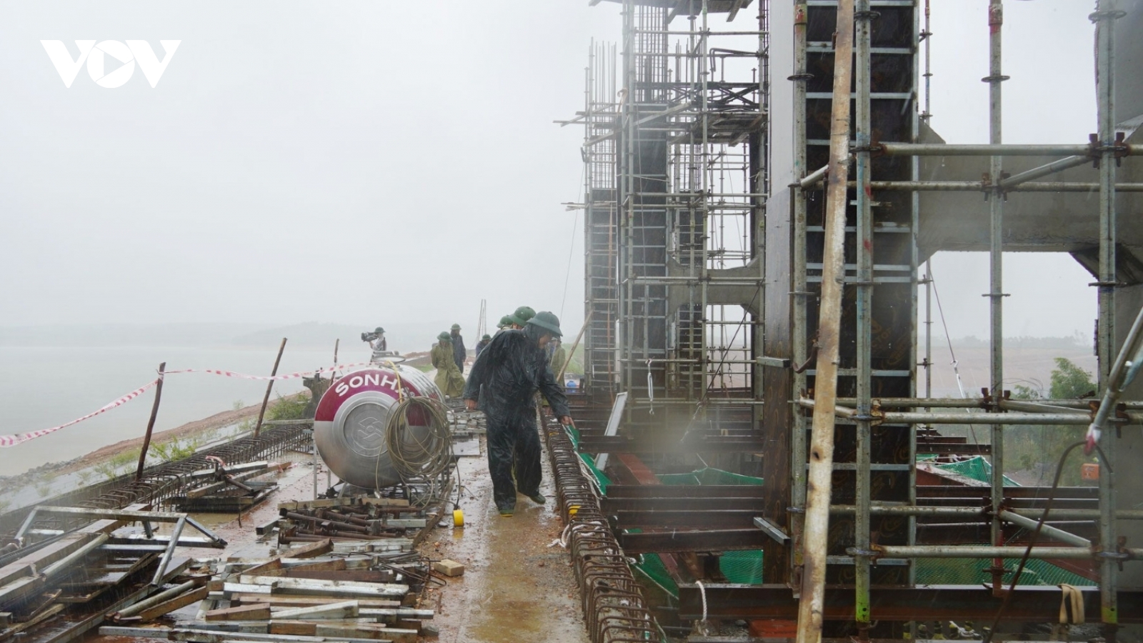 Quảng Trị: Tạm dừng thi công công trình, giám sát hồ đập ứng phó bão số 12