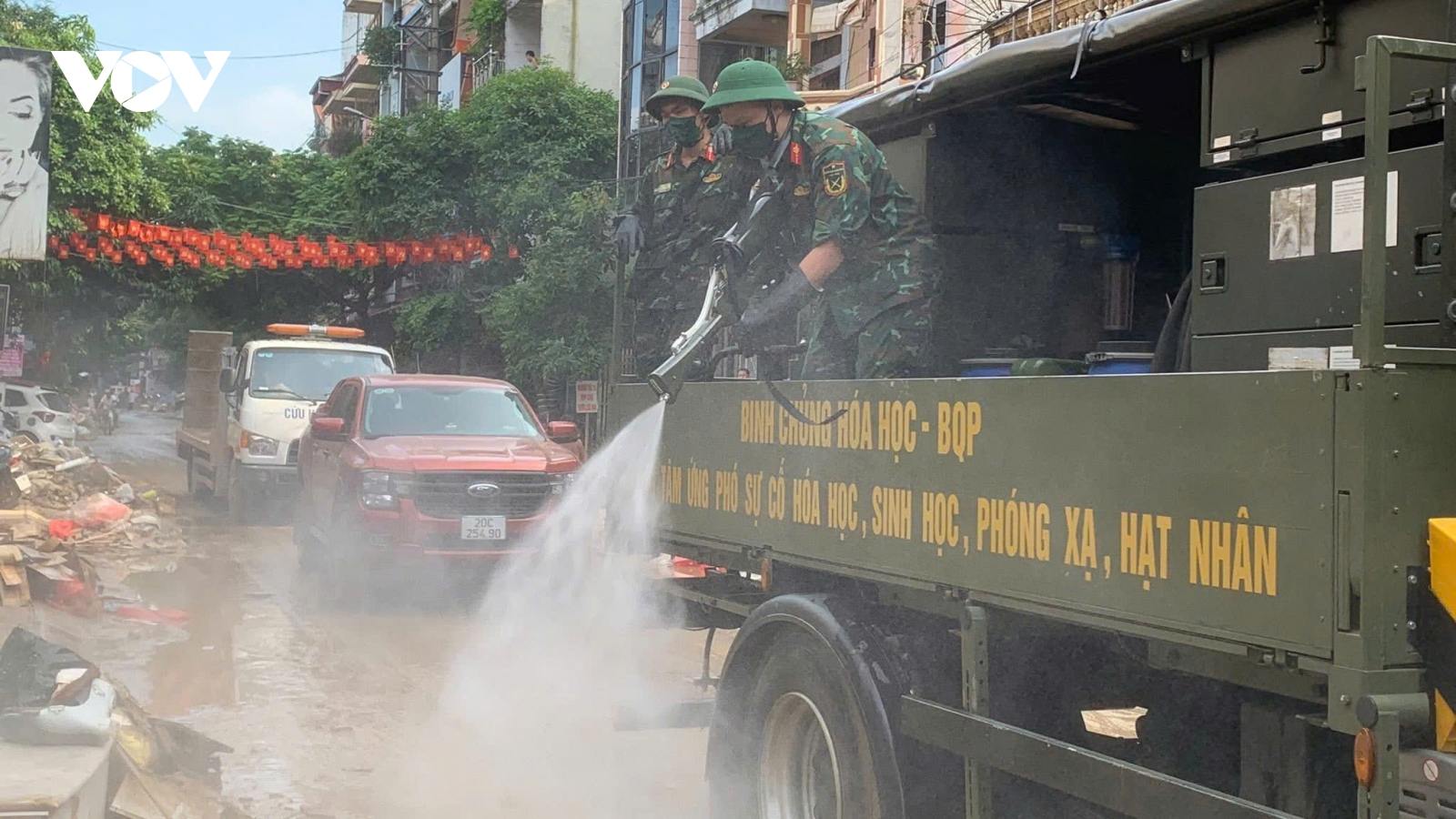 Quân đội dùng xe đặc chủng phun khử khuẩn, ngăn dịch bùng phát tại Thái Nguyên