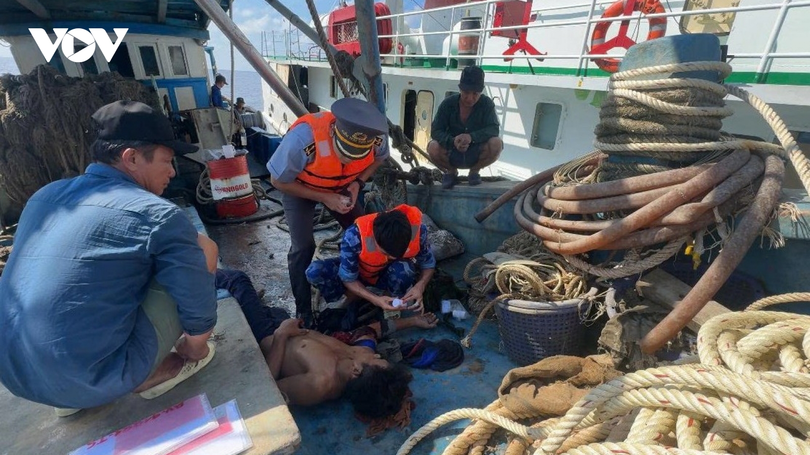 Cấp cứu ngư dân bị thương khi đang khai thác hải sản
