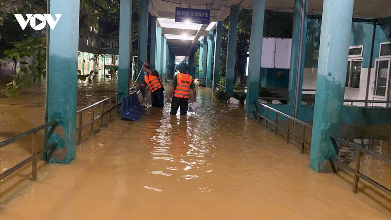 Bộ đội và y bác sĩ tất bật dọn bùn, khử khuẩn BV Điện Bàn (Đà Nẵng) sau ngập lụt