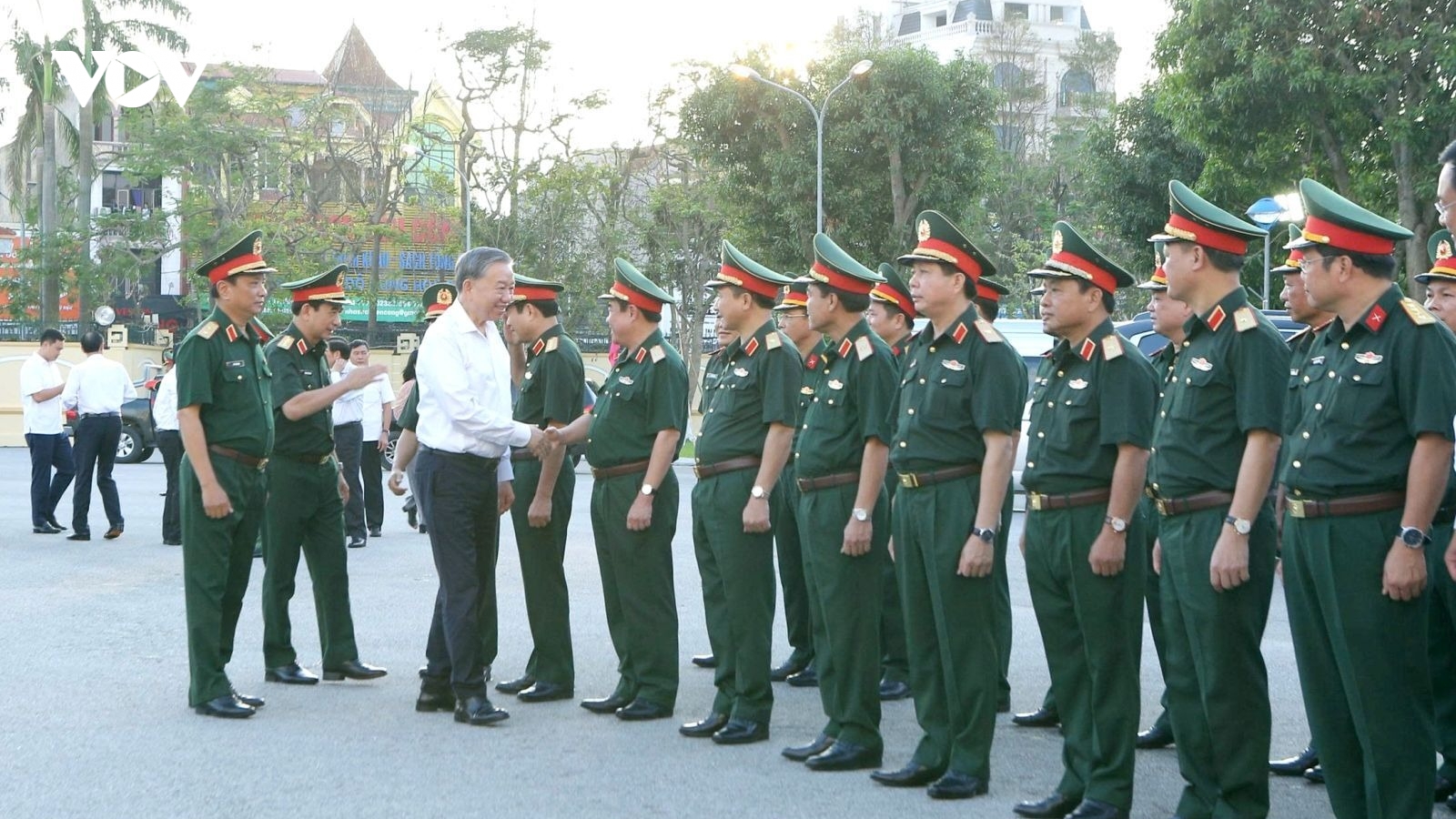 Tổng Bí thư: Dù vũ khí trang bị hiện đại đến đâu thì con người vẫn là quyết định