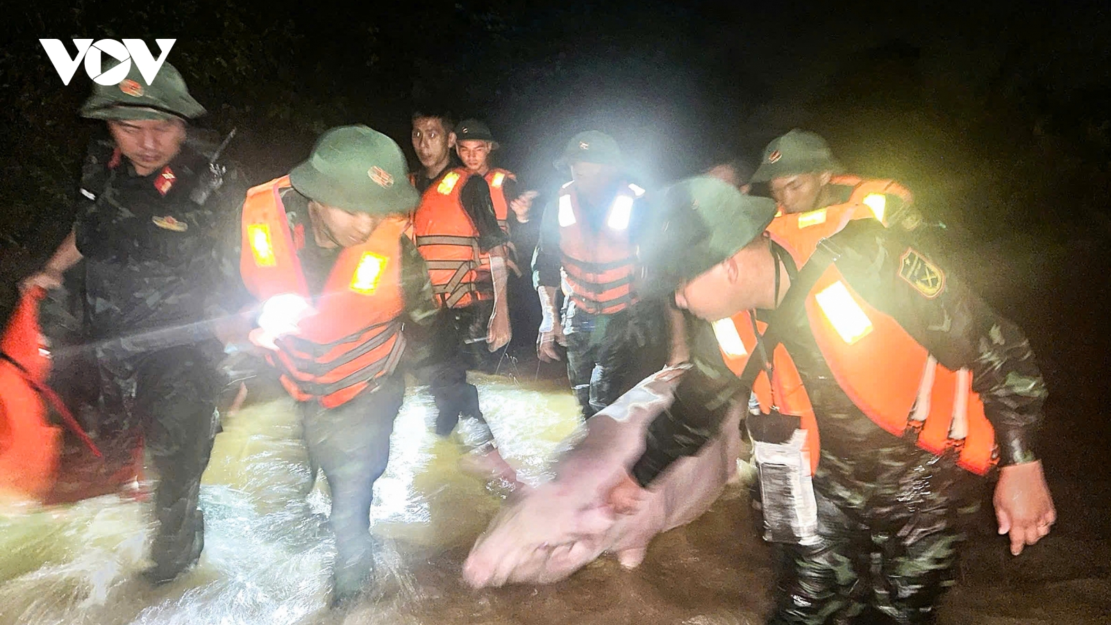 Nước qua đê bao ở Bắc Ninh, người dân suốt đêm chạy lũ, chống lũ