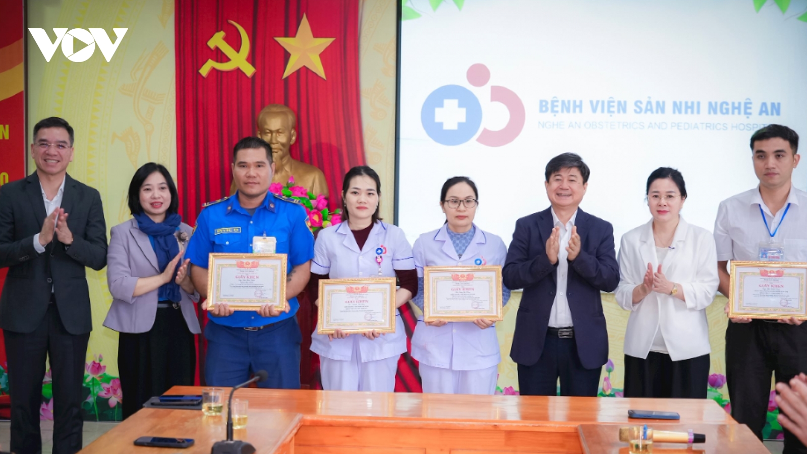 Tuyên dương 8 nhân viên y tế dũng cảm cứu người tại Bệnh viện Sản nhi Nghệ An