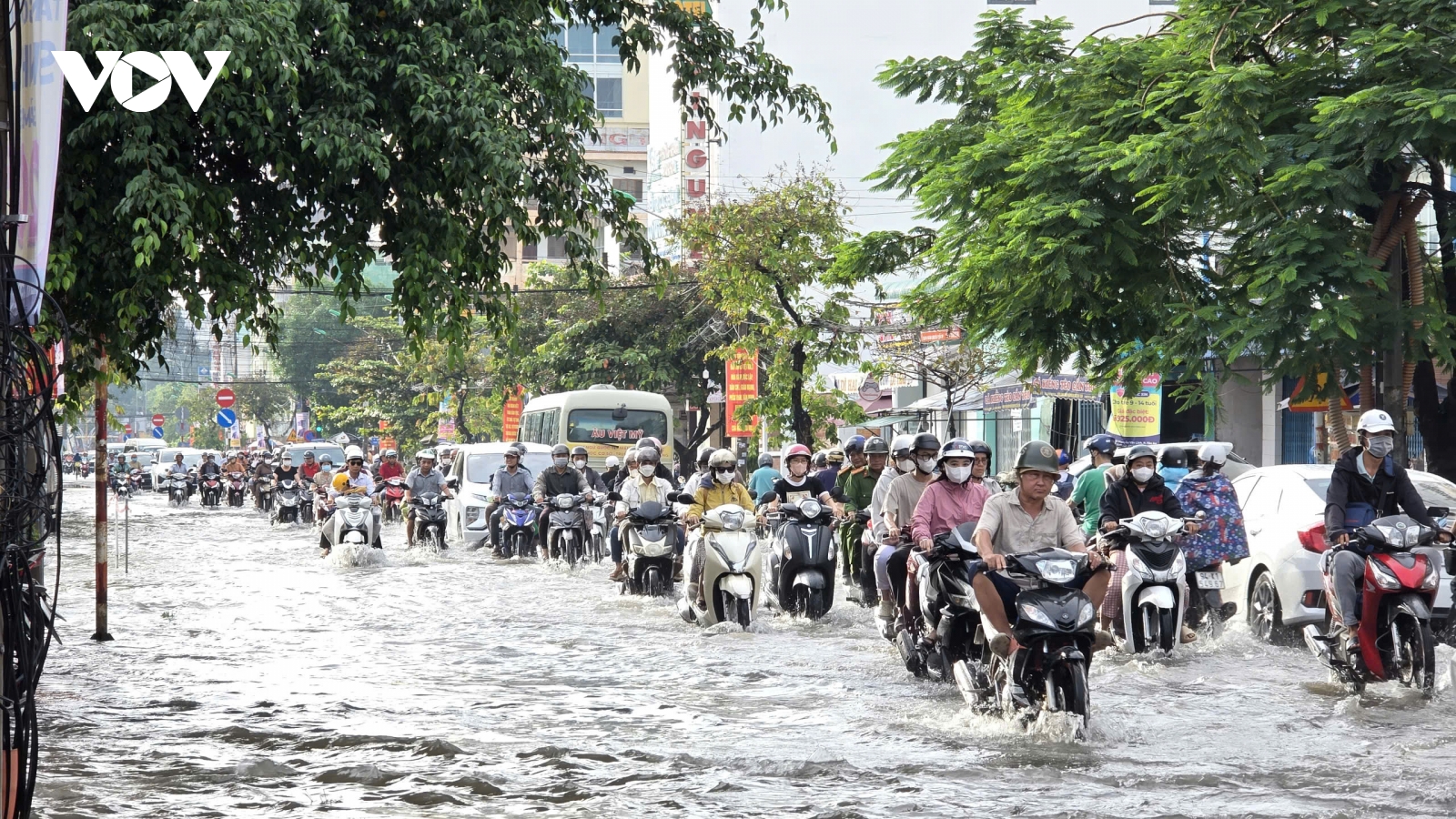 Triều cường vượt báo động III liên tiếp, nhiều khu vực ở Cần Thơ ngập sâu