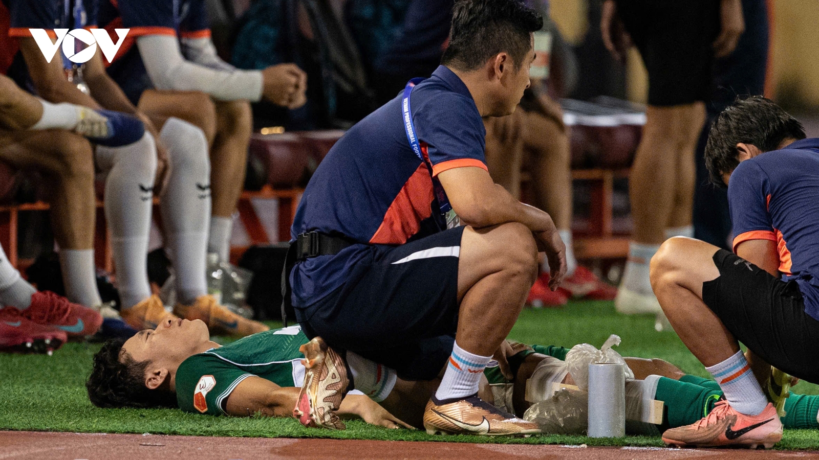 Thủ môn Bùi Tiến Dũng chấn thương nặng, khả năng nghỉ thi đấu dài hạn