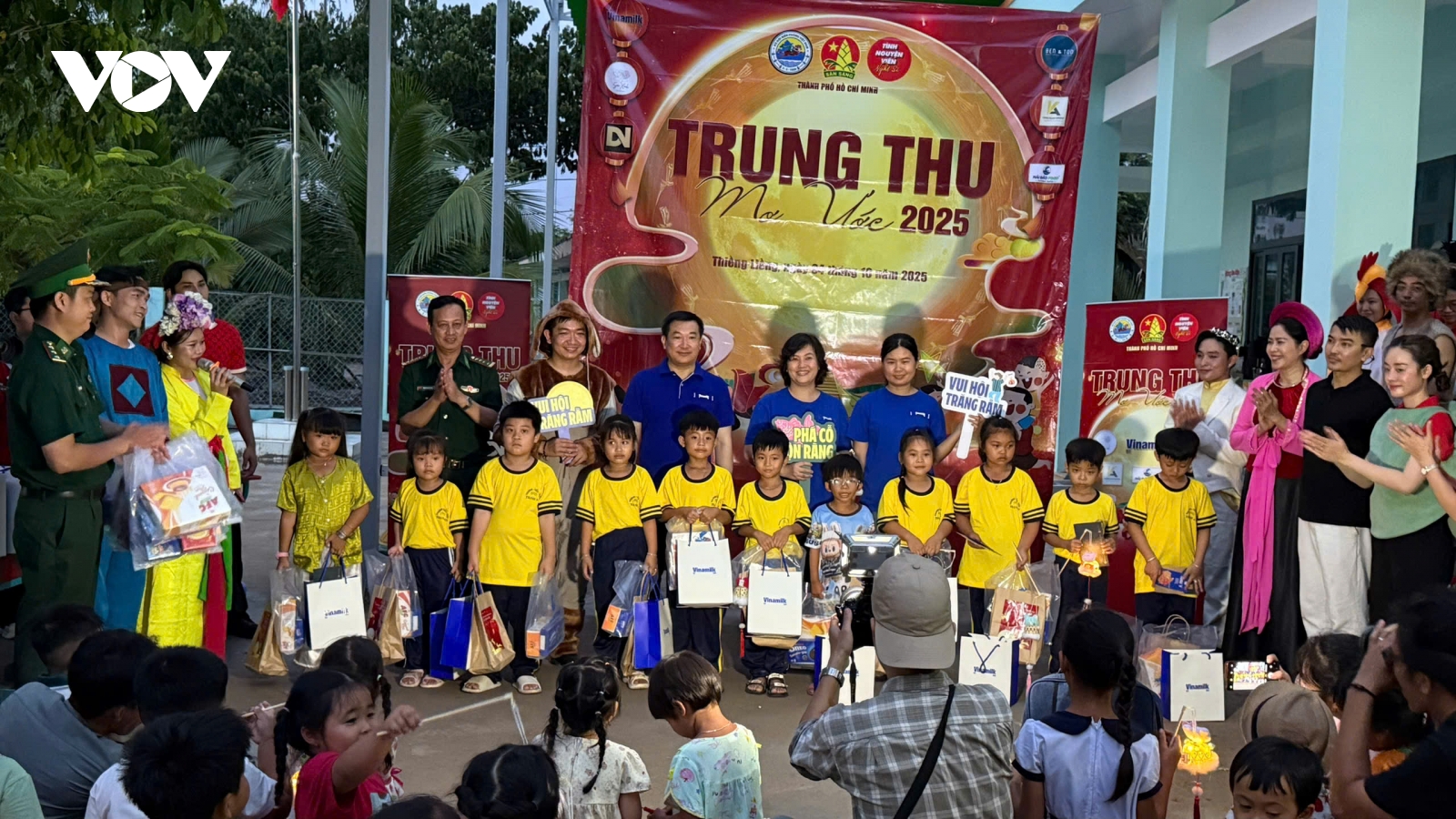 Biên phòng TPHCM trao hơn 2000 phần quà Trung thu cho trẻ em khu vực biên giới biển