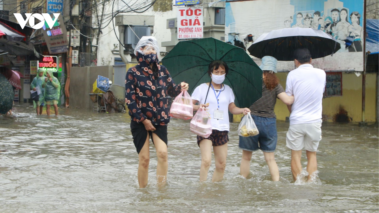 Bệnh nhân ung thư xiêu vẹo trong "biển nước" vào viện kịp giờ xạ trị