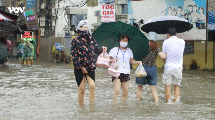 Bệnh nhân ung thư xiêu vẹo trong "biển nước" vào viện kịp giờ xạ trị